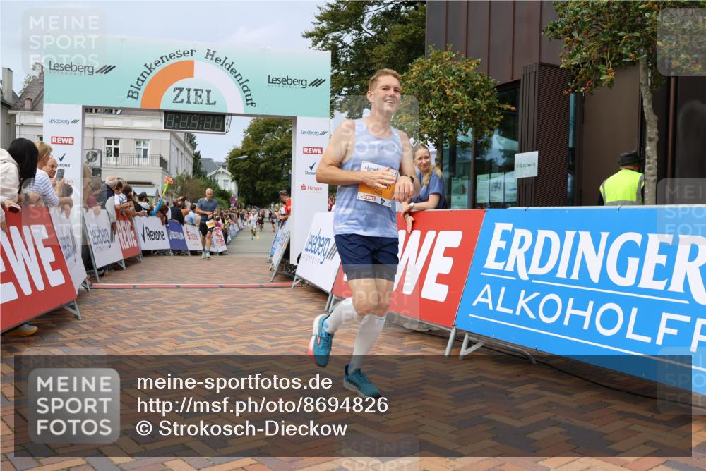 31.08.2025 - 21. Blankeneser Heldenlauf Strokosch-Dieckow http://msf.ph/oto/8694826 31.08.2025 12:34:51 Ziel 5083, 5515, 5169 meine-sportfotos.de