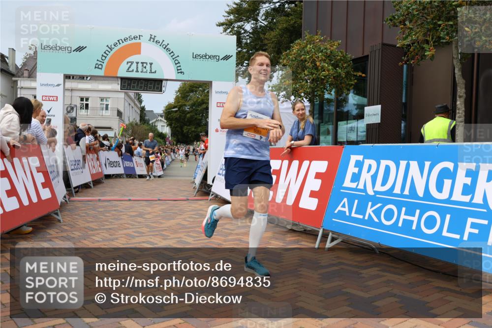 31.08.2025 - 21. Blankeneser Heldenlauf Strokosch-Dieckow http://msf.ph/oto/8694835 31.08.2025 12:34:51 Ziel 5083, 5515, 5169 meine-sportfotos.de