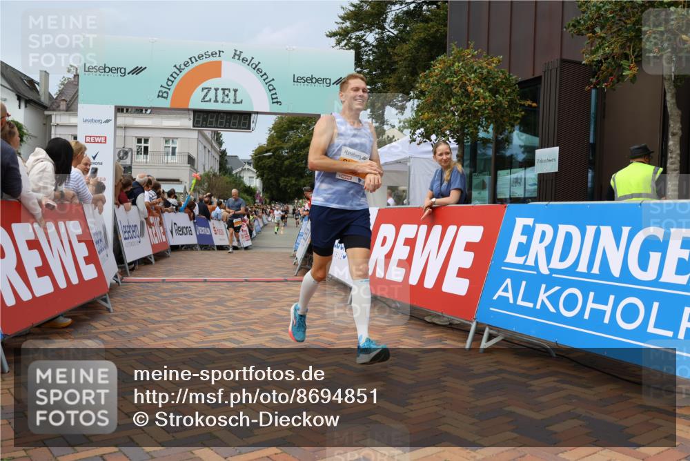 31.08.2025 - 21. Blankeneser Heldenlauf Strokosch-Dieckow http://msf.ph/oto/8694851 31.08.2025 12:34:50 Ziel 5083, 5515, 5169 meine-sportfotos.de