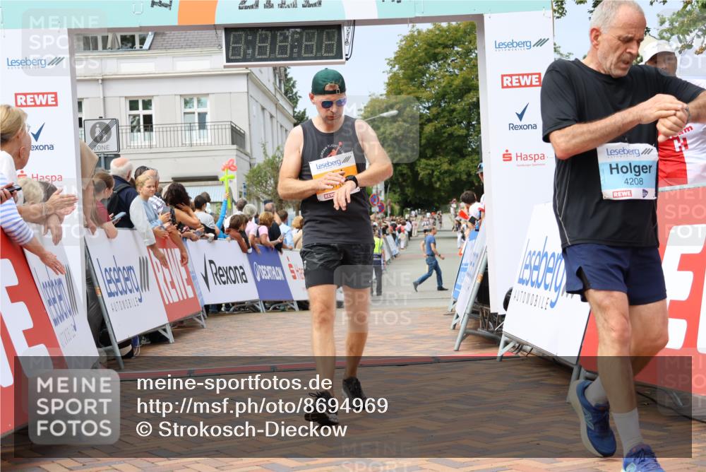 31.08.2025 - 21. Blankeneser Heldenlauf Strokosch-Dieckow http://msf.ph/oto/8694969 31.08.2025 12:34:24 Ziel 5264, 5563, 5716, 4208 meine-sportfotos.de