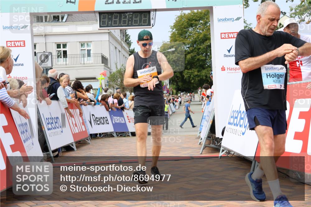 31.08.2025 - 21. Blankeneser Heldenlauf Strokosch-Dieckow http://msf.ph/oto/8694977 31.08.2025 12:34:24 Ziel 5264, 5563, 5716, 4208 meine-sportfotos.de