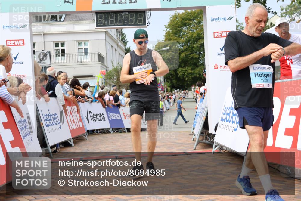 31.08.2025 - 21. Blankeneser Heldenlauf Strokosch-Dieckow http://msf.ph/oto/8694985 31.08.2025 12:34:24 Ziel 5264, 5563, 5716, 4208 meine-sportfotos.de
