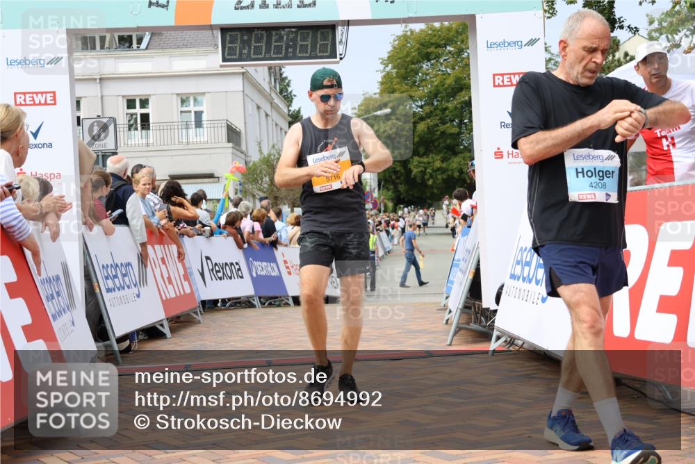 31.08.2025 - 21. Blankeneser Heldenlauf Strokosch-Dieckow http://msf.ph/oto/8694992 31.08.2025 12:34:24 Ziel 5264, 5563, 5716, 4208 meine-sportfotos.de
