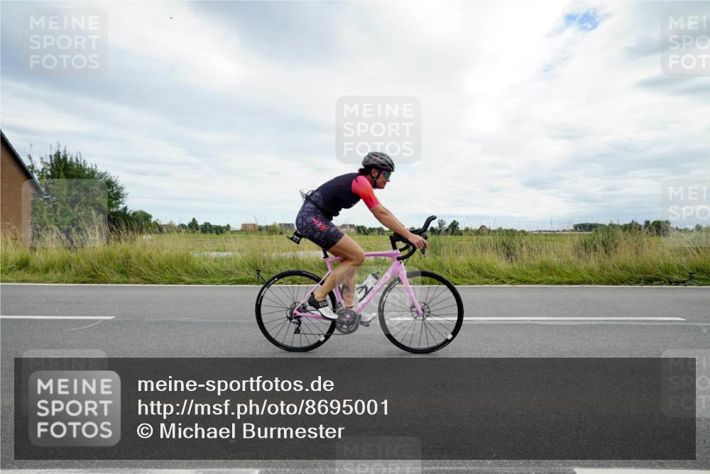31.08.2025 - Elbe Triathlon Hamburg Michael Burmester http://msf.ph/oto/8695001 31.08.2025 16:10:17 Radfahren  meine-sportfotos.de