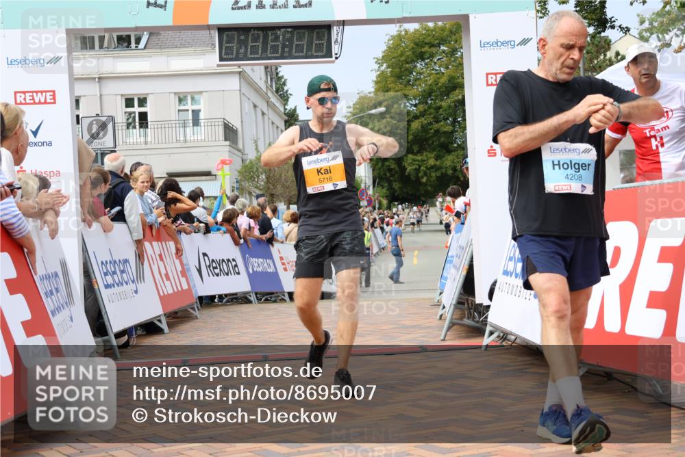 31.08.2025 - 21. Blankeneser Heldenlauf Strokosch-Dieckow http://msf.ph/oto/8695007 31.08.2025 12:34:24 Ziel 5264, 5563, 5716, 4208 meine-sportfotos.de