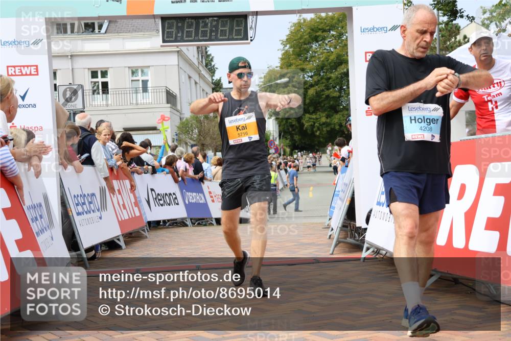 31.08.2025 - 21. Blankeneser Heldenlauf Strokosch-Dieckow http://msf.ph/oto/8695014 31.08.2025 12:34:24 Ziel 5264, 5563, 5716, 4208 meine-sportfotos.de