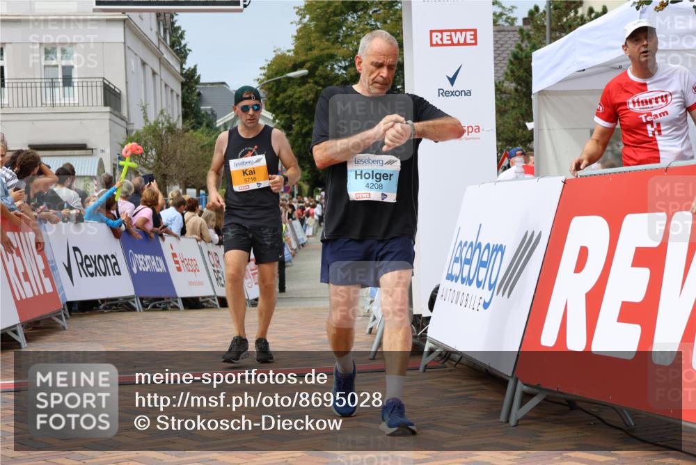 31.08.2025 - 21. Blankeneser Heldenlauf Strokosch-Dieckow http://msf.ph/oto/8695028 31.08.2025 12:34:22 Ziel 5264, 5563, 5716, 4208 meine-sportfotos.de
