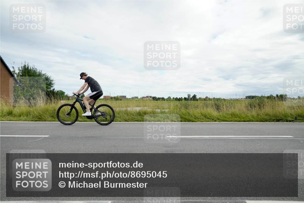 31.08.2025 - Elbe Triathlon Hamburg Michael Burmester http://msf.ph/oto/8695045 31.08.2025 16:14:15 Radfahren  meine-sportfotos.de