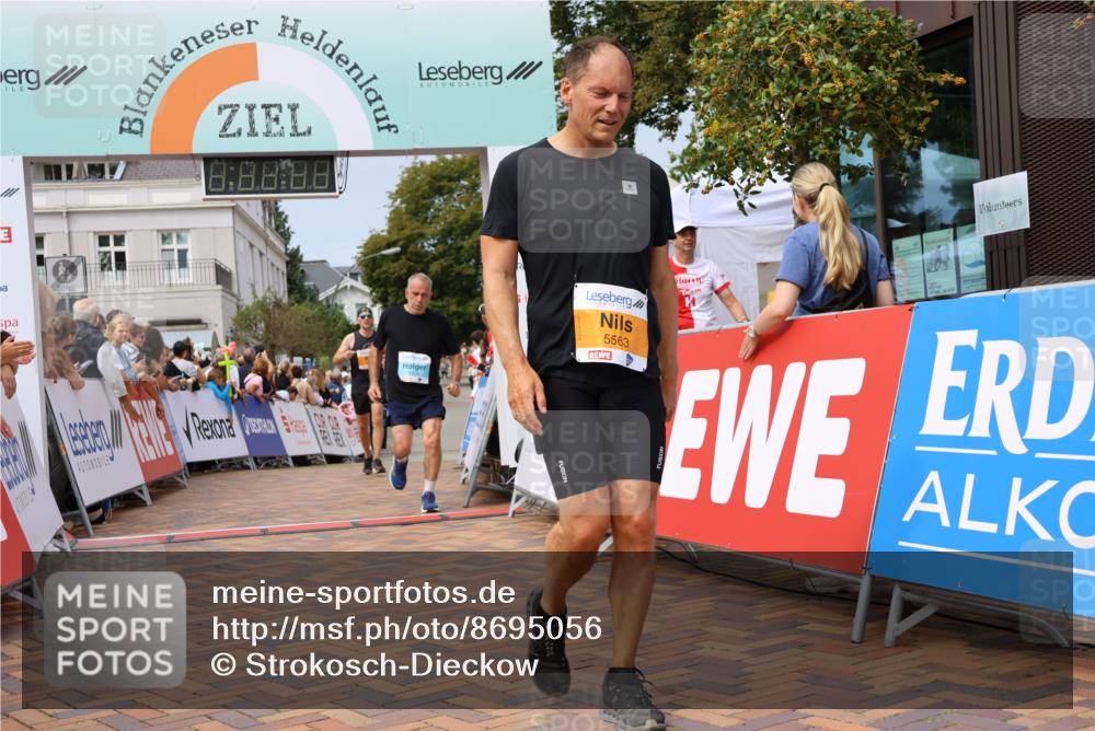 31.08.2025 - 21. Blankeneser Heldenlauf Strokosch-Dieckow http://msf.ph/oto/8695056 31.08.2025 12:34:21 Ziel 5264, 5563, 5716, 4208 meine-sportfotos.de