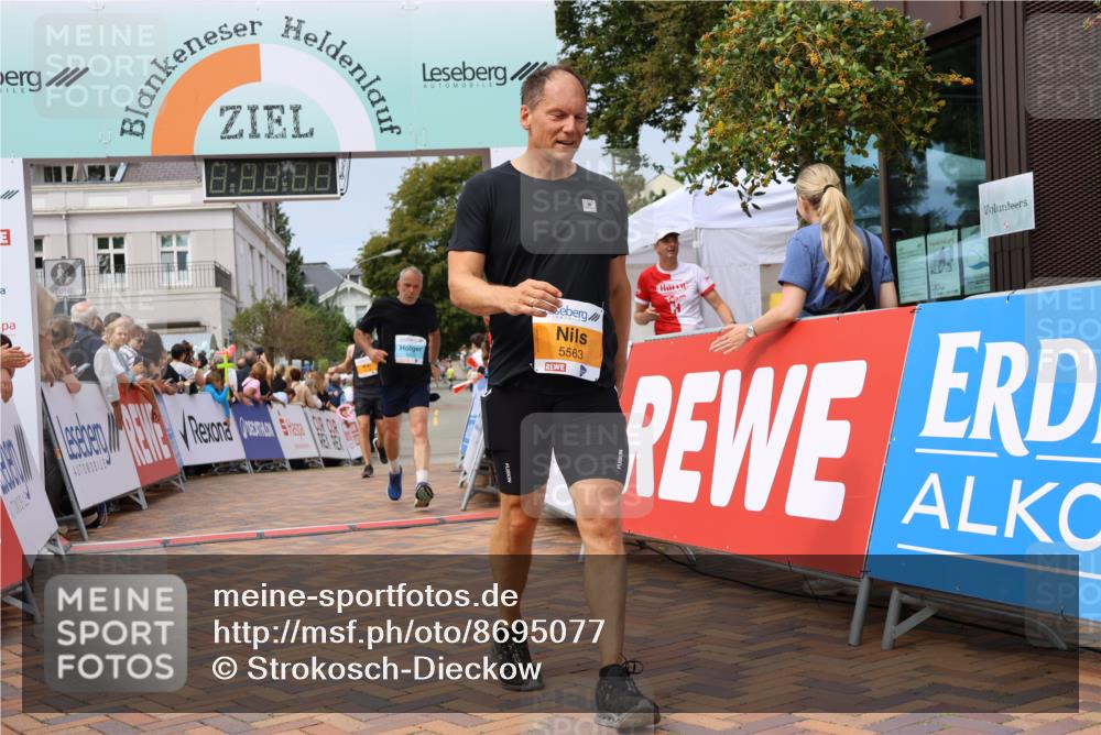 31.08.2025 - 21. Blankeneser Heldenlauf Strokosch-Dieckow http://msf.ph/oto/8695077 31.08.2025 12:34:20 Ziel 5264, 5563, 5716, 4208 meine-sportfotos.de
