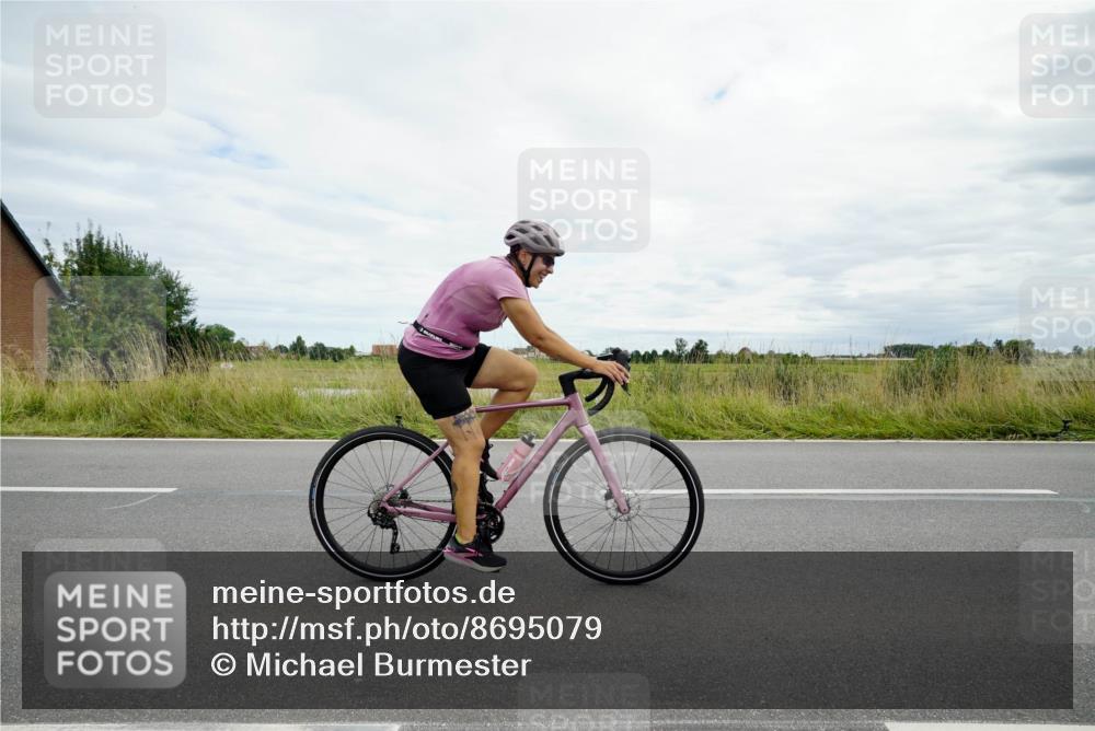 31.08.2025 - Elbe Triathlon Hamburg Michael Burmester http://msf.ph/oto/8695079 31.08.2025 16:18:22 Radfahren  meine-sportfotos.de