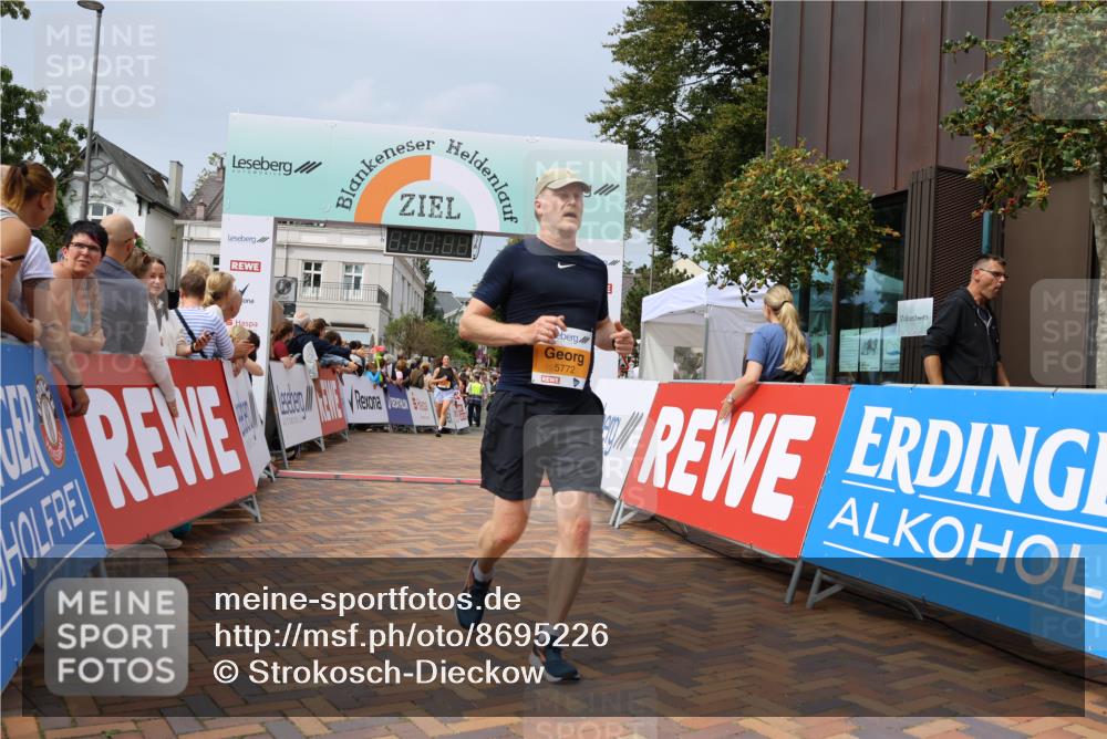 31.08.2025 - 21. Blankeneser Heldenlauf Strokosch-Dieckow http://msf.ph/oto/8695226 31.08.2025 12:33:37 Ziel 5772, 5273, 5720, 5721 meine-sportfotos.de