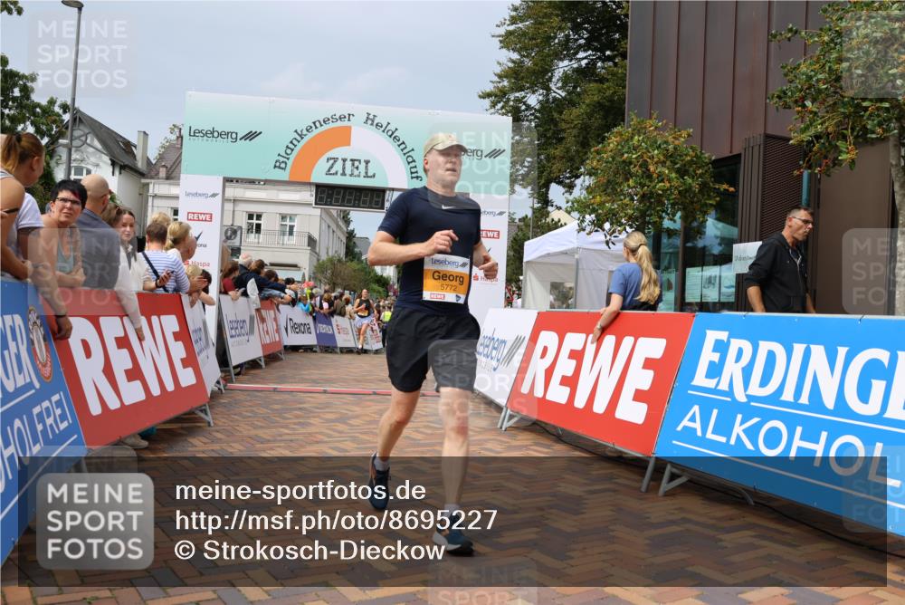 31.08.2025 - 21. Blankeneser Heldenlauf Strokosch-Dieckow http://msf.ph/oto/8695227 31.08.2025 12:33:37 Ziel 5772, 5273, 5720, 5721 meine-sportfotos.de