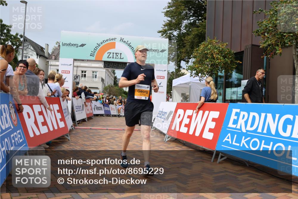 31.08.2025 - 21. Blankeneser Heldenlauf Strokosch-Dieckow http://msf.ph/oto/8695229 31.08.2025 12:33:37 Ziel 5772, 5273, 5720, 5721 meine-sportfotos.de