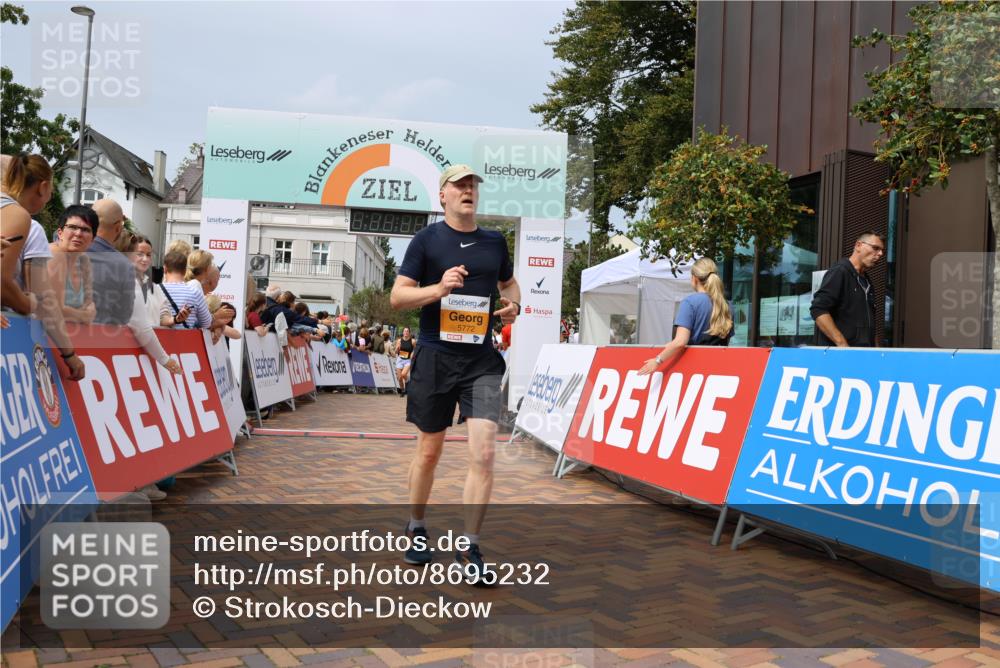 31.08.2025 - 21. Blankeneser Heldenlauf Strokosch-Dieckow http://msf.ph/oto/8695232 31.08.2025 12:33:37 Ziel 5772, 5273, 5720, 5721 meine-sportfotos.de