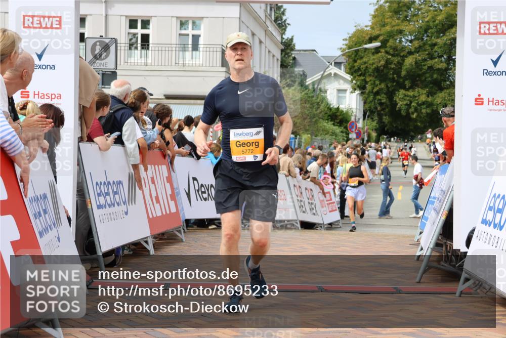 31.08.2025 - 21. Blankeneser Heldenlauf Strokosch-Dieckow http://msf.ph/oto/8695233 31.08.2025 12:33:35 Ziel 5772, 5720, 5721 meine-sportfotos.de