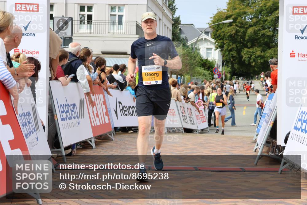 31.08.2025 - 21. Blankeneser Heldenlauf Strokosch-Dieckow http://msf.ph/oto/8695238 31.08.2025 12:33:35 Ziel 5772, 5720, 5721 meine-sportfotos.de