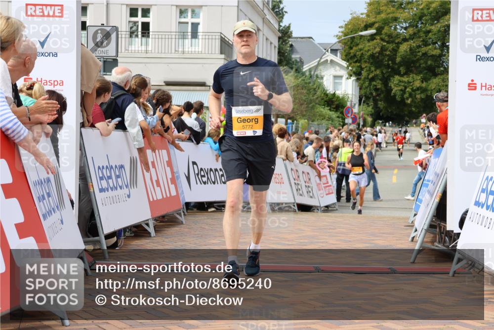 31.08.2025 - 21. Blankeneser Heldenlauf Strokosch-Dieckow http://msf.ph/oto/8695240 31.08.2025 12:33:35 Ziel 5772, 5720, 5721 meine-sportfotos.de