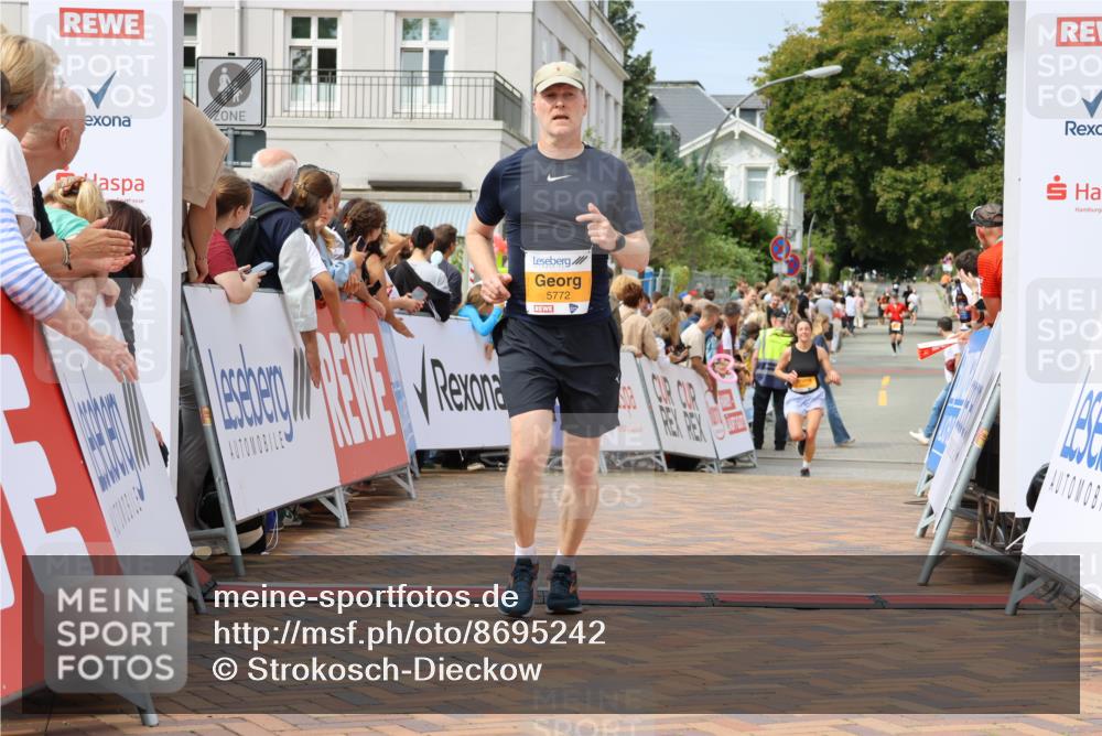 31.08.2025 - 21. Blankeneser Heldenlauf Strokosch-Dieckow http://msf.ph/oto/8695242 31.08.2025 12:33:35 Ziel 5772, 5720, 5721 meine-sportfotos.de