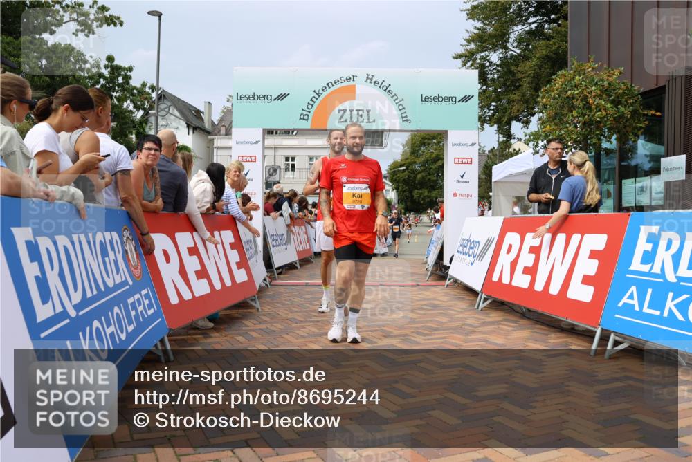 31.08.2025 - 21. Blankeneser Heldenlauf Strokosch-Dieckow http://msf.ph/oto/8695244 31.08.2025 12:33:31 Ziel 5772, 5720, 5721 meine-sportfotos.de