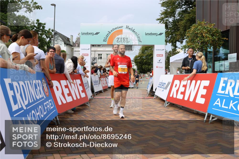 31.08.2025 - 21. Blankeneser Heldenlauf Strokosch-Dieckow http://msf.ph/oto/8695246 31.08.2025 12:33:31 Ziel 5772, 5720, 5721 meine-sportfotos.de