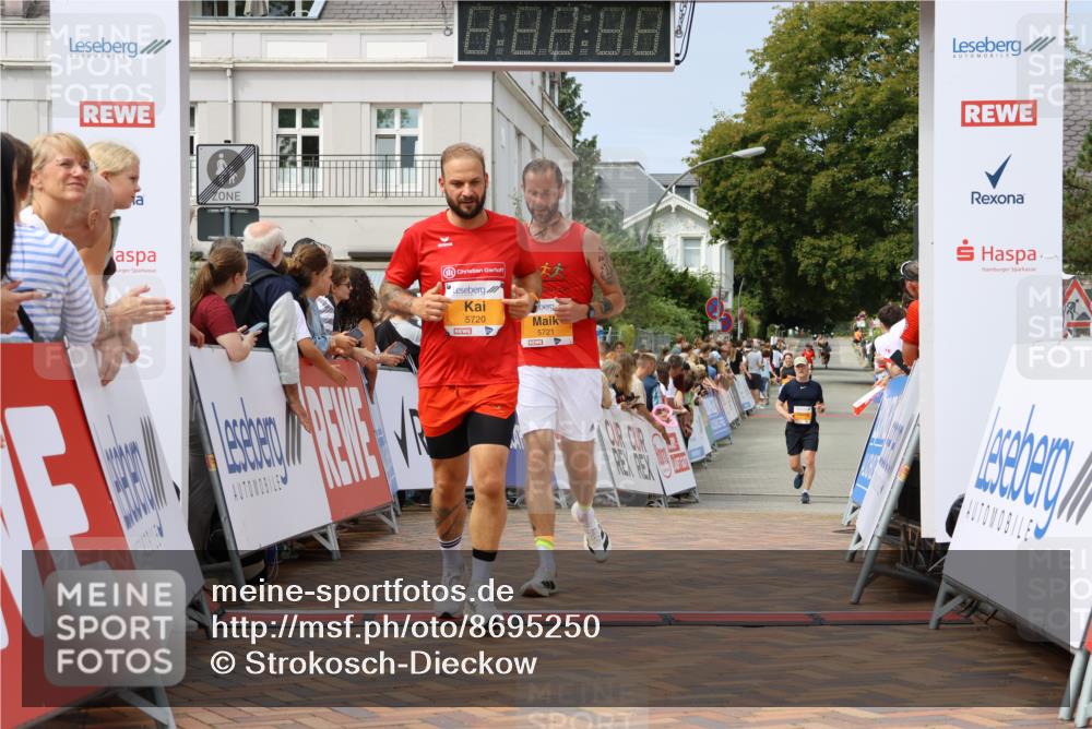 31.08.2025 - 21. Blankeneser Heldenlauf Strokosch-Dieckow http://msf.ph/oto/8695250 31.08.2025 12:33:29 Ziel 5720, 5721 meine-sportfotos.de