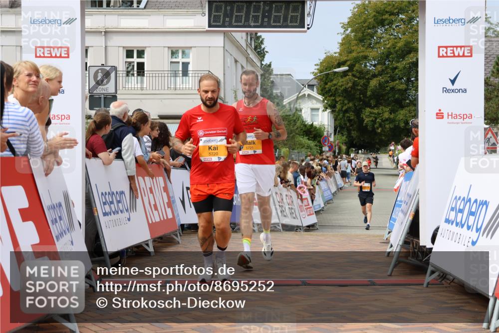 31.08.2025 - 21. Blankeneser Heldenlauf Strokosch-Dieckow http://msf.ph/oto/8695252 31.08.2025 12:33:29 Ziel 5720, 5721 meine-sportfotos.de