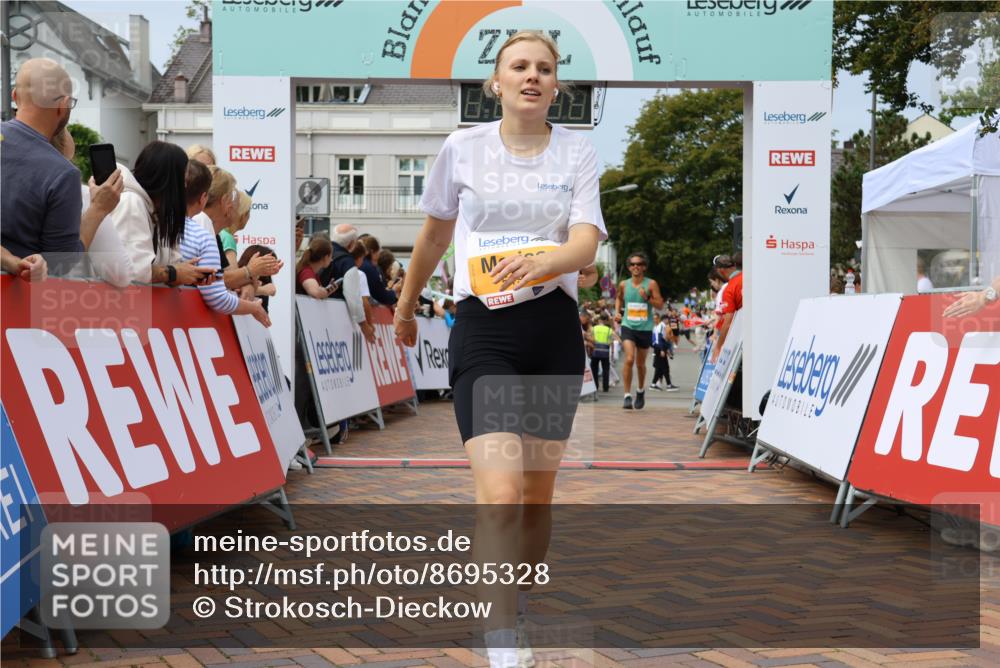 31.08.2025 - 21. Blankeneser Heldenlauf Strokosch-Dieckow http://msf.ph/oto/8695328 31.08.2025 12:32:26 Ziel 5284, 5708, 5197, 4417, 4050 meine-sportfotos.de