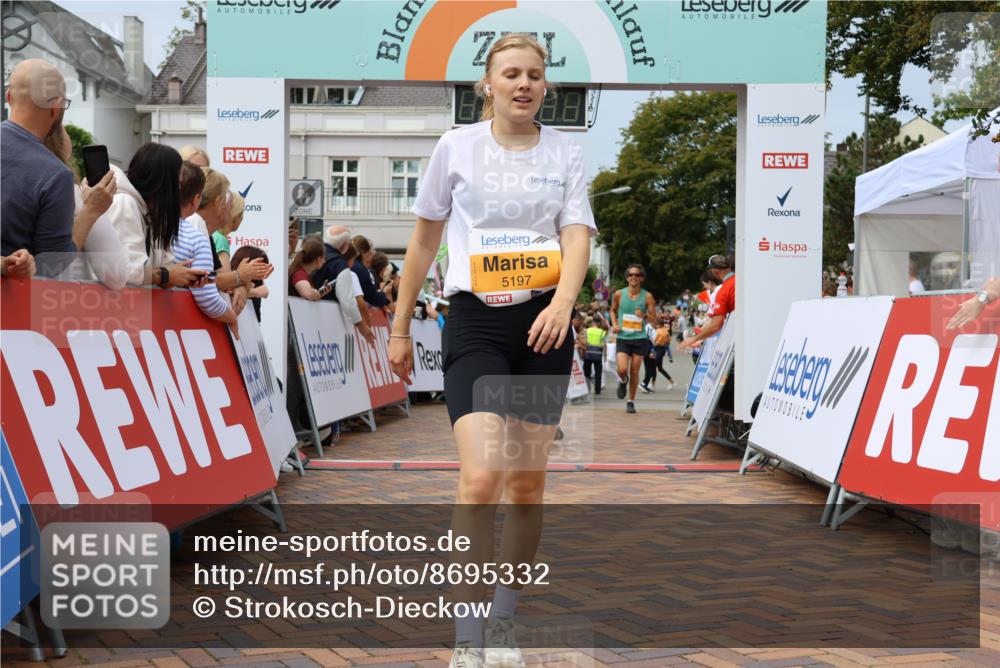 31.08.2025 - 21. Blankeneser Heldenlauf Strokosch-Dieckow http://msf.ph/oto/8695332 31.08.2025 12:32:26 Ziel 5284, 5708, 5197, 4417, 4050 meine-sportfotos.de