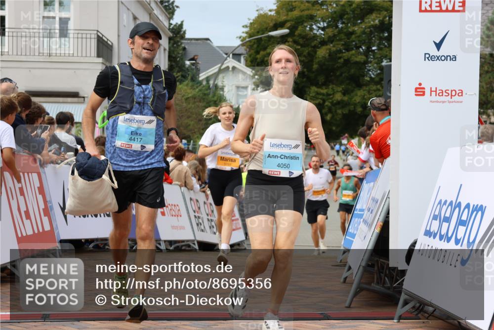 31.08.2025 - 21. Blankeneser Heldenlauf Strokosch-Dieckow http://msf.ph/oto/8695356 31.08.2025 12:32:22 Ziel 5284, 5430, 5197, 4417, 4050 meine-sportfotos.de