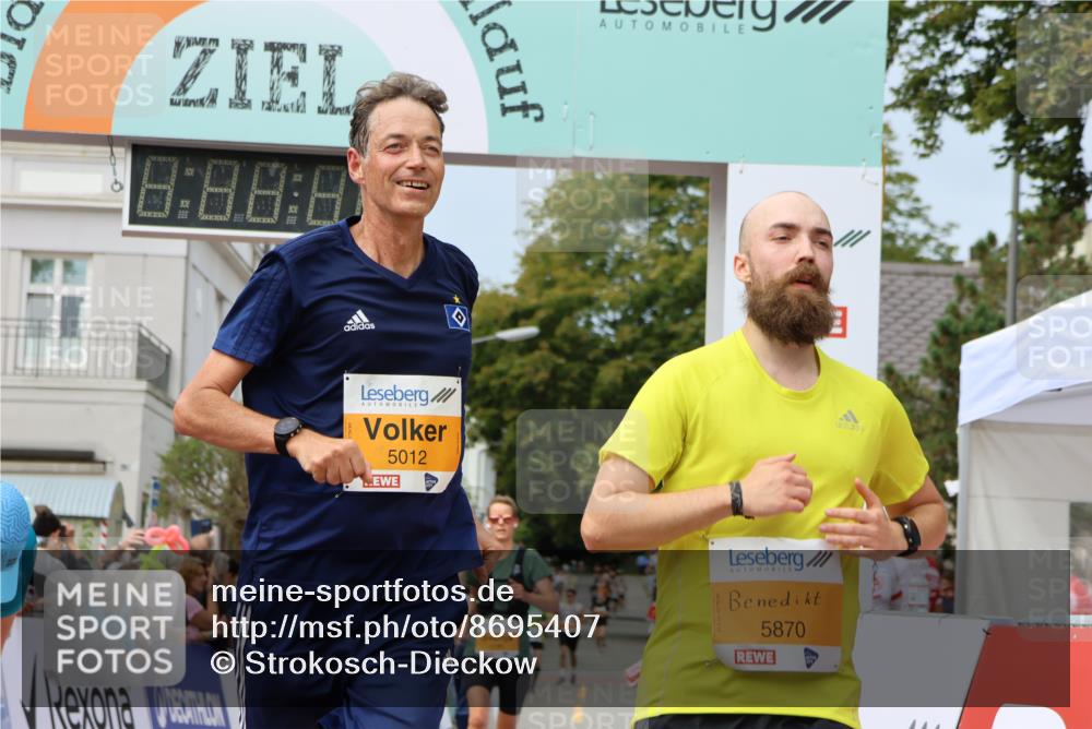 31.08.2025 - 21. Blankeneser Heldenlauf Strokosch-Dieckow http://msf.ph/oto/8695407 31.08.2025 12:31:42 Ziel 5870, 5012, 5190 meine-sportfotos.de