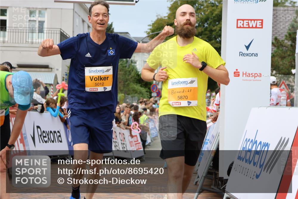 31.08.2025 - 21. Blankeneser Heldenlauf Strokosch-Dieckow http://msf.ph/oto/8695420 31.08.2025 12:31:41 Ziel 5870, 5012, 5190 meine-sportfotos.de