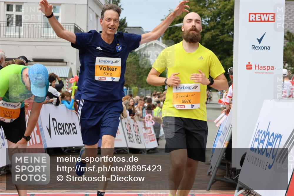 31.08.2025 - 21. Blankeneser Heldenlauf Strokosch-Dieckow http://msf.ph/oto/8695423 31.08.2025 12:31:41 Ziel 5870, 5012, 5190 meine-sportfotos.de