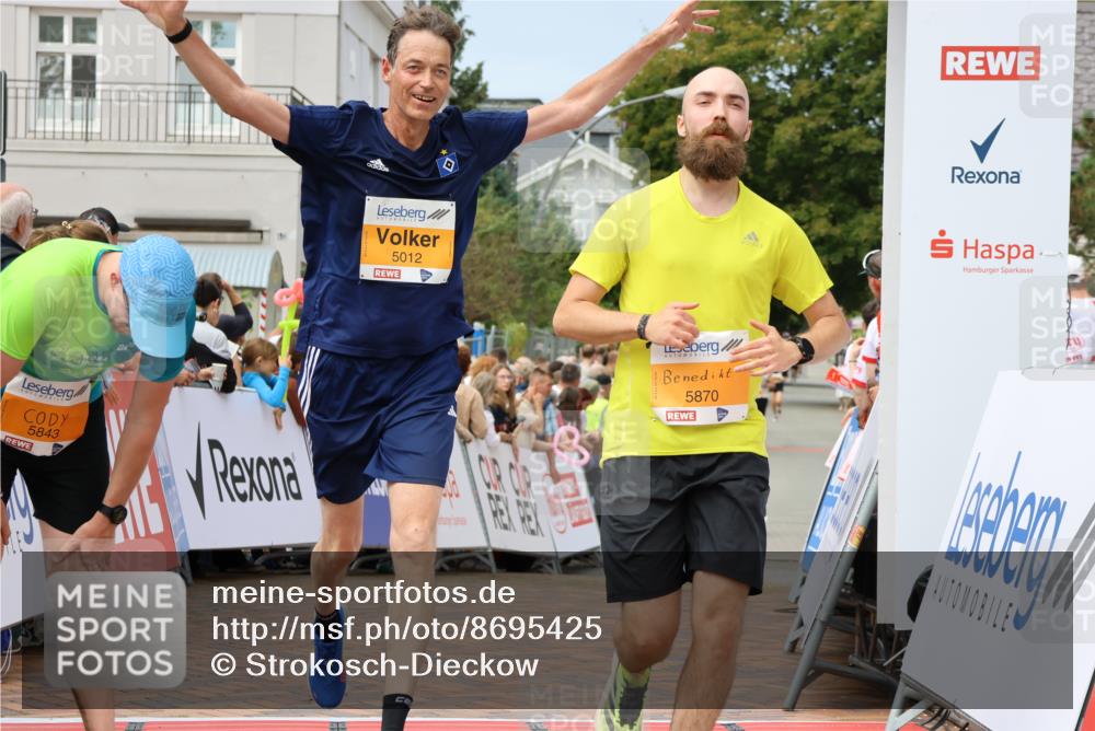 31.08.2025 - 21. Blankeneser Heldenlauf Strokosch-Dieckow http://msf.ph/oto/8695425 31.08.2025 12:31:41 Ziel 5870, 5012, 5190 meine-sportfotos.de