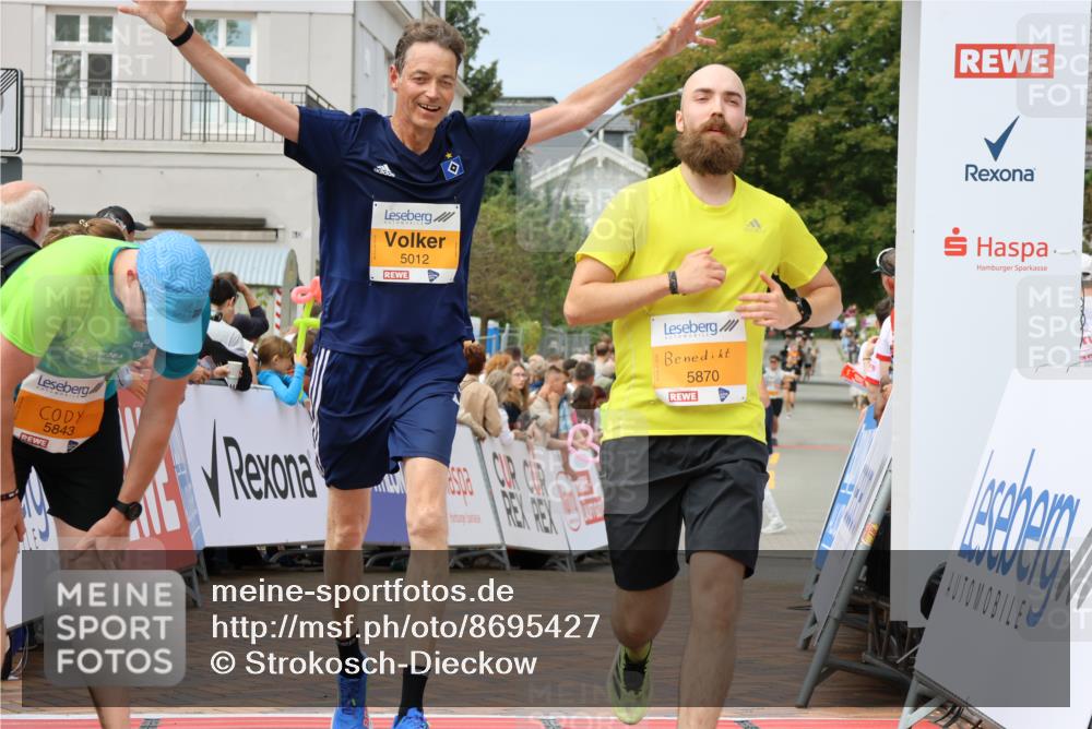 31.08.2025 - 21. Blankeneser Heldenlauf Strokosch-Dieckow http://msf.ph/oto/8695427 31.08.2025 12:31:41 Ziel 5870, 5012, 5190 meine-sportfotos.de