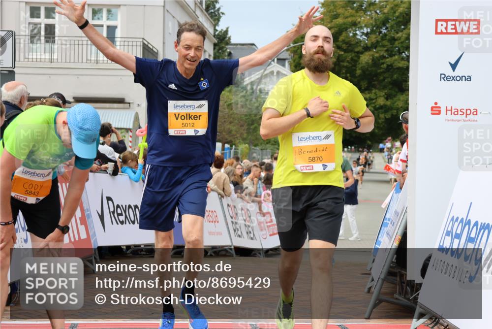 31.08.2025 - 21. Blankeneser Heldenlauf Strokosch-Dieckow http://msf.ph/oto/8695429 31.08.2025 12:31:41 Ziel 5870, 5012, 5190 meine-sportfotos.de