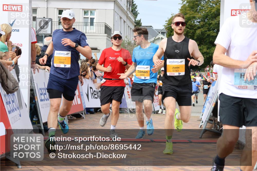 31.08.2025 - 21. Blankeneser Heldenlauf Strokosch-Dieckow http://msf.ph/oto/8695442 31.08.2025 12:26:35 Ziel 5842, 5783, 5135, 5167, 5668, 4240 meine-sportfotos.de