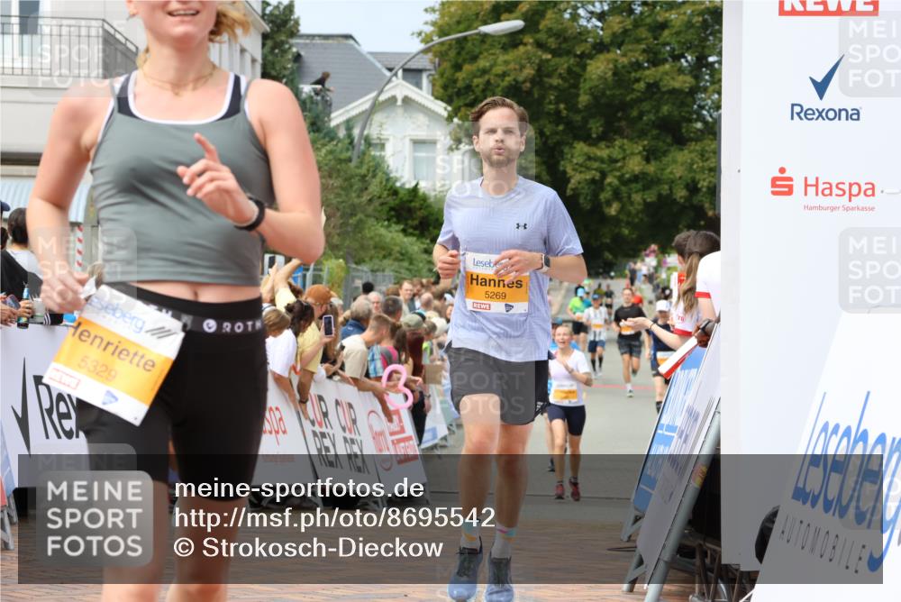 31.08.2025 - 21. Blankeneser Heldenlauf Strokosch-Dieckow http://msf.ph/oto/8695542 31.08.2025 12:31:04 Ziel 5160, 5329, 5269 meine-sportfotos.de