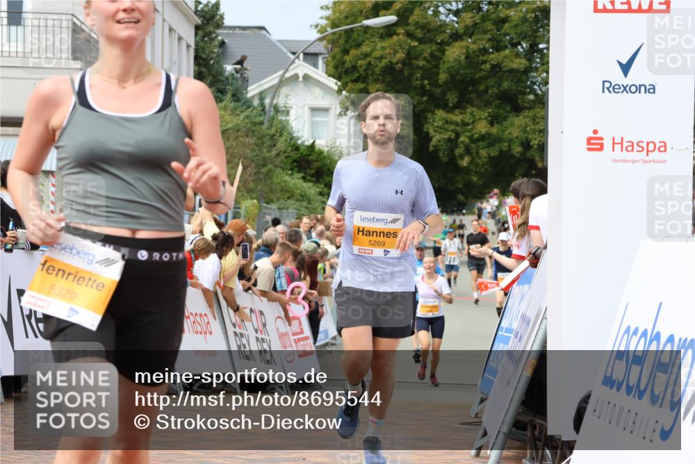 31.08.2025 - 21. Blankeneser Heldenlauf Strokosch-Dieckow http://msf.ph/oto/8695544 31.08.2025 12:31:04 Ziel 5160, 5329, 5269 meine-sportfotos.de