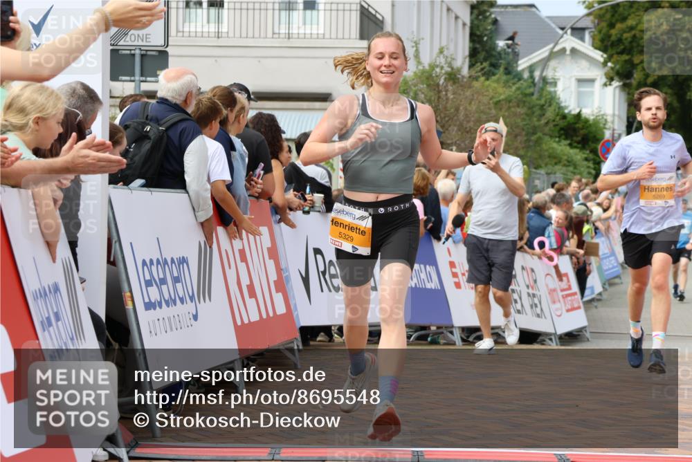 31.08.2025 - 21. Blankeneser Heldenlauf Strokosch-Dieckow http://msf.ph/oto/8695548 31.08.2025 12:31:03 Ziel 5160, 5329, 5269 meine-sportfotos.de