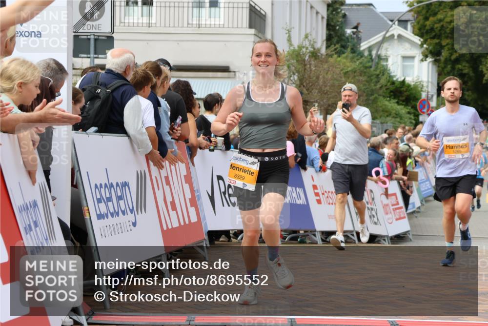 31.08.2025 - 21. Blankeneser Heldenlauf Strokosch-Dieckow http://msf.ph/oto/8695552 31.08.2025 12:31:03 Ziel 5160, 5329, 5269 meine-sportfotos.de
