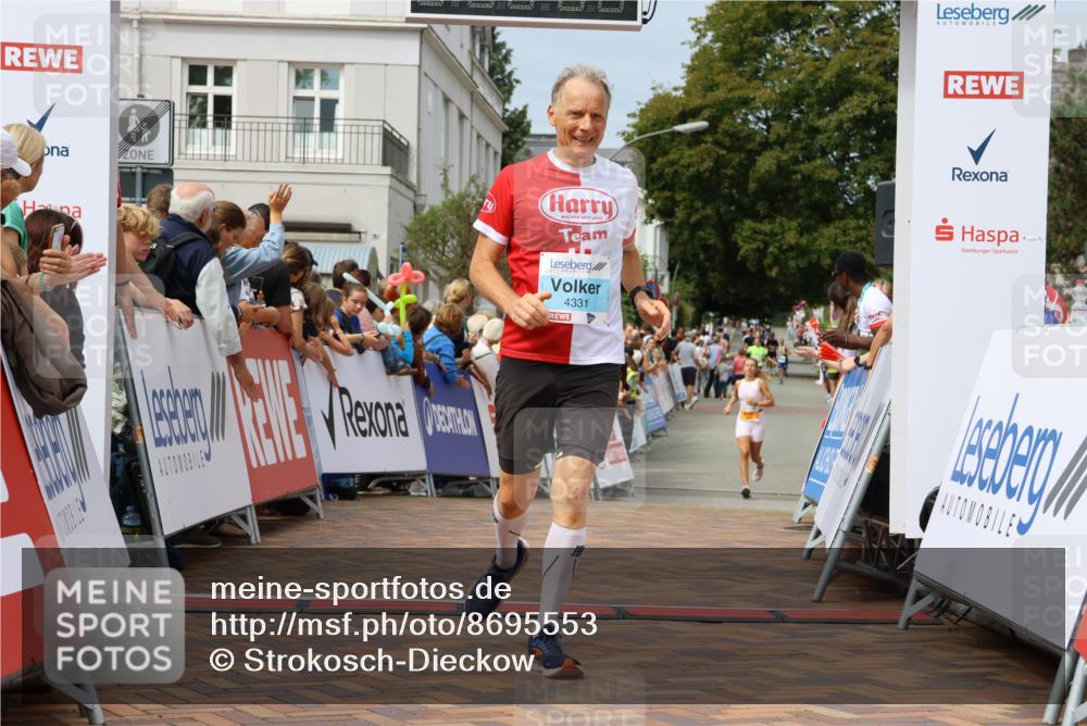 31.08.2025 - 21. Blankeneser Heldenlauf Strokosch-Dieckow http://msf.ph/oto/8695553 31.08.2025 12:25:49 Ziel 5150, 4158, 4331 meine-sportfotos.de