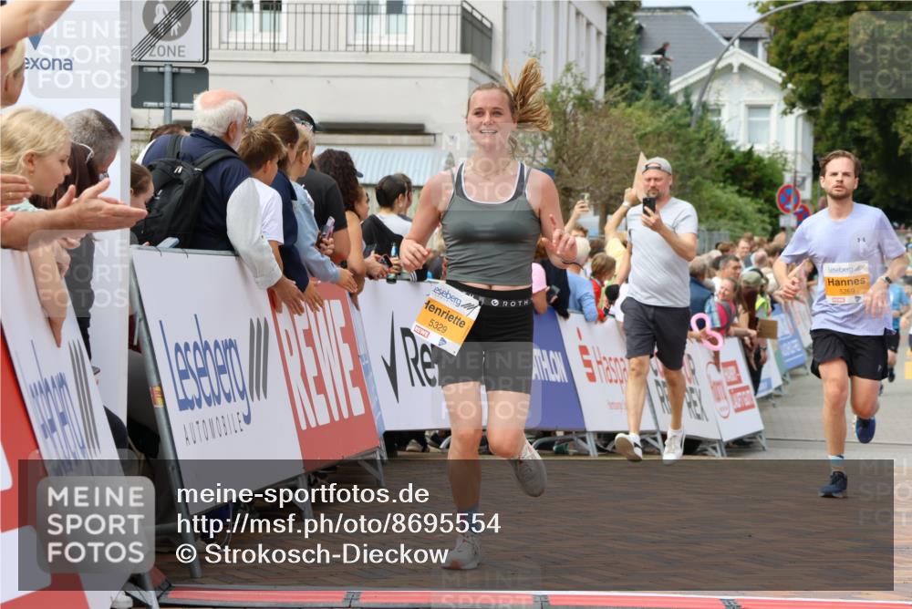 31.08.2025 - 21. Blankeneser Heldenlauf Strokosch-Dieckow http://msf.ph/oto/8695554 31.08.2025 12:31:03 Ziel 5160, 5329, 5269 meine-sportfotos.de