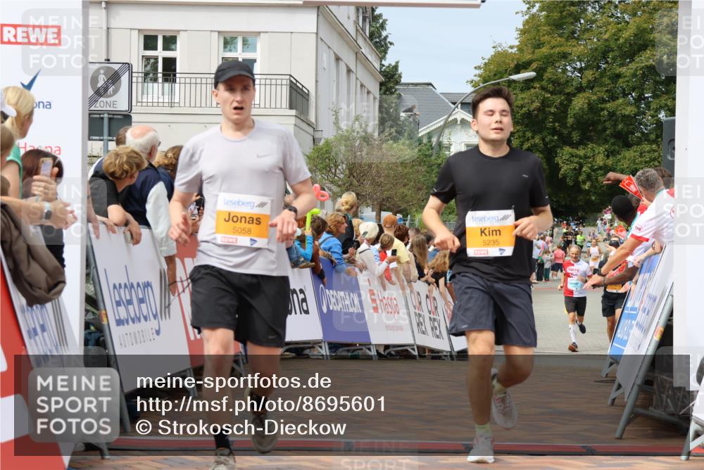 31.08.2025 - 21. Blankeneser Heldenlauf Strokosch-Dieckow http://msf.ph/oto/8695601 31.08.2025 12:25:40 Ziel 5235, 5058, 4403 meine-sportfotos.de