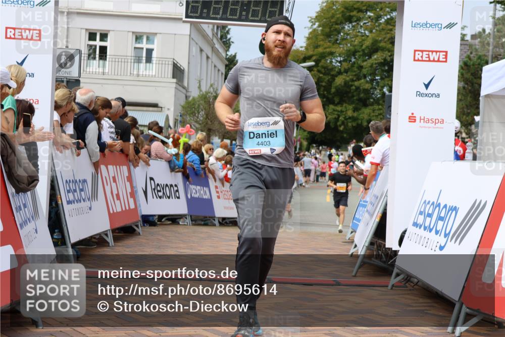 31.08.2025 - 21. Blankeneser Heldenlauf Strokosch-Dieckow http://msf.ph/oto/8695614 31.08.2025 12:25:35 Ziel 5235, 5058, 5251, 4403 meine-sportfotos.de