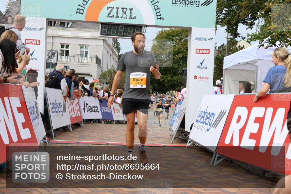 31.08.2025 - 21. Blankeneser Heldenlauf Strokosch-Dieckow http://msf.ph/oto/8695664 31.08.2025 12:30:20 Ziel 5341, 5727, 5439, 4382 meine-sportfotos.de