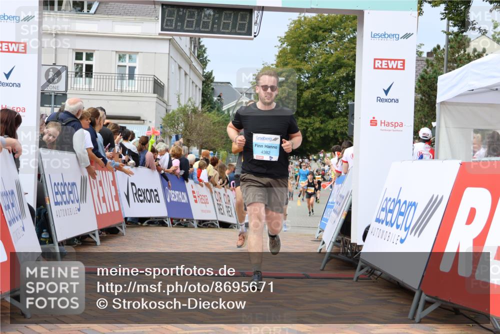31.08.2025 - 21. Blankeneser Heldenlauf Strokosch-Dieckow http://msf.ph/oto/8695671 31.08.2025 12:30:18 Ziel 5657, 5727, 5439, 4382 meine-sportfotos.de