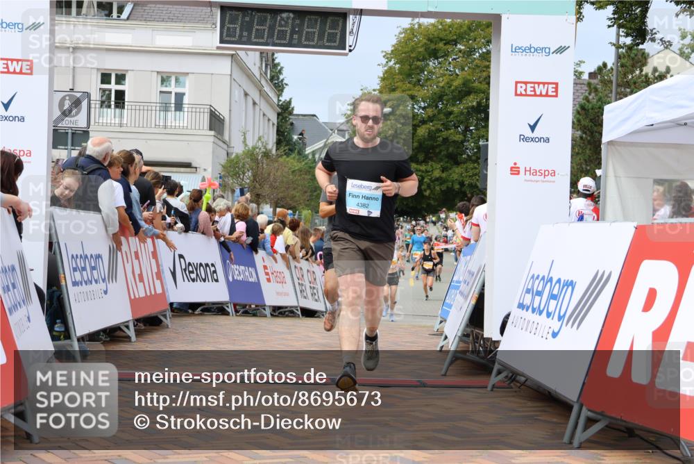 31.08.2025 - 21. Blankeneser Heldenlauf Strokosch-Dieckow http://msf.ph/oto/8695673 31.08.2025 12:30:18 Ziel 5657, 5727, 5439, 4382 meine-sportfotos.de