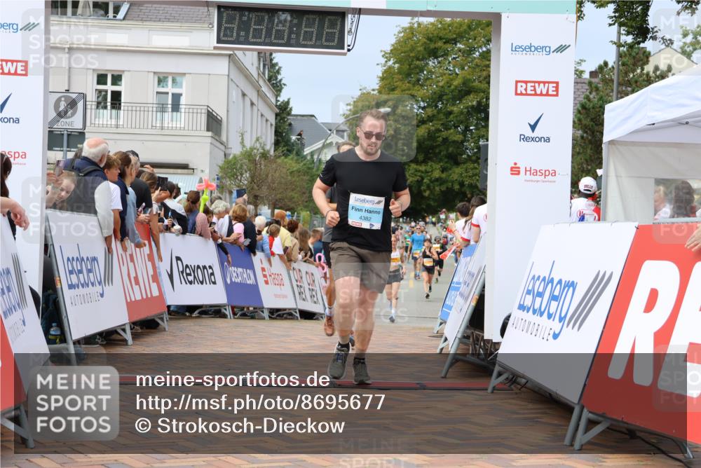 31.08.2025 - 21. Blankeneser Heldenlauf Strokosch-Dieckow http://msf.ph/oto/8695677 31.08.2025 12:30:18 Ziel 5657, 5727, 5439, 4382 meine-sportfotos.de