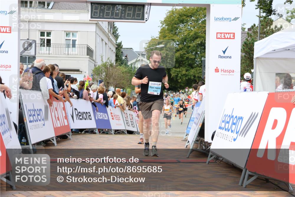 31.08.2025 - 21. Blankeneser Heldenlauf Strokosch-Dieckow http://msf.ph/oto/8695685 31.08.2025 12:30:17 Ziel 5657, 5727, 4382 meine-sportfotos.de